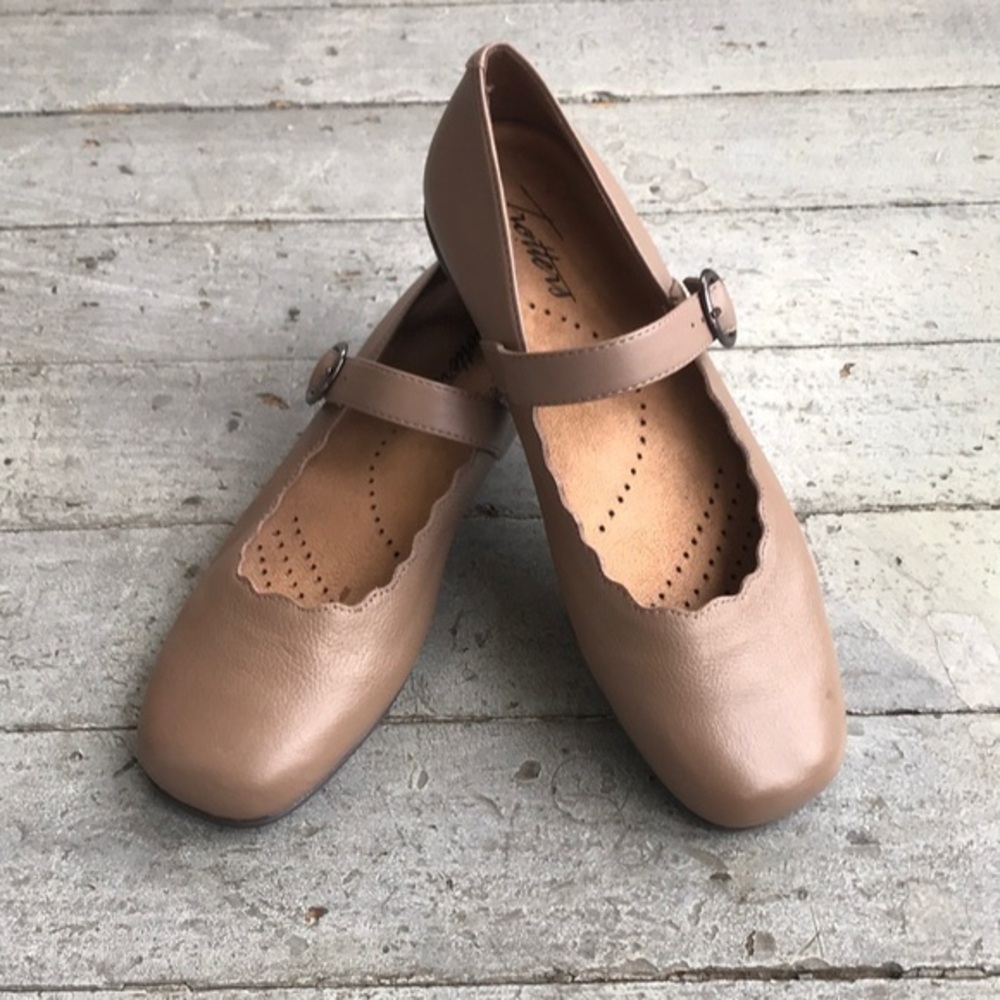 Ballet Flat Trotters Sugar in Dark Taupe Scalloped Edge Mary Jane Shoe